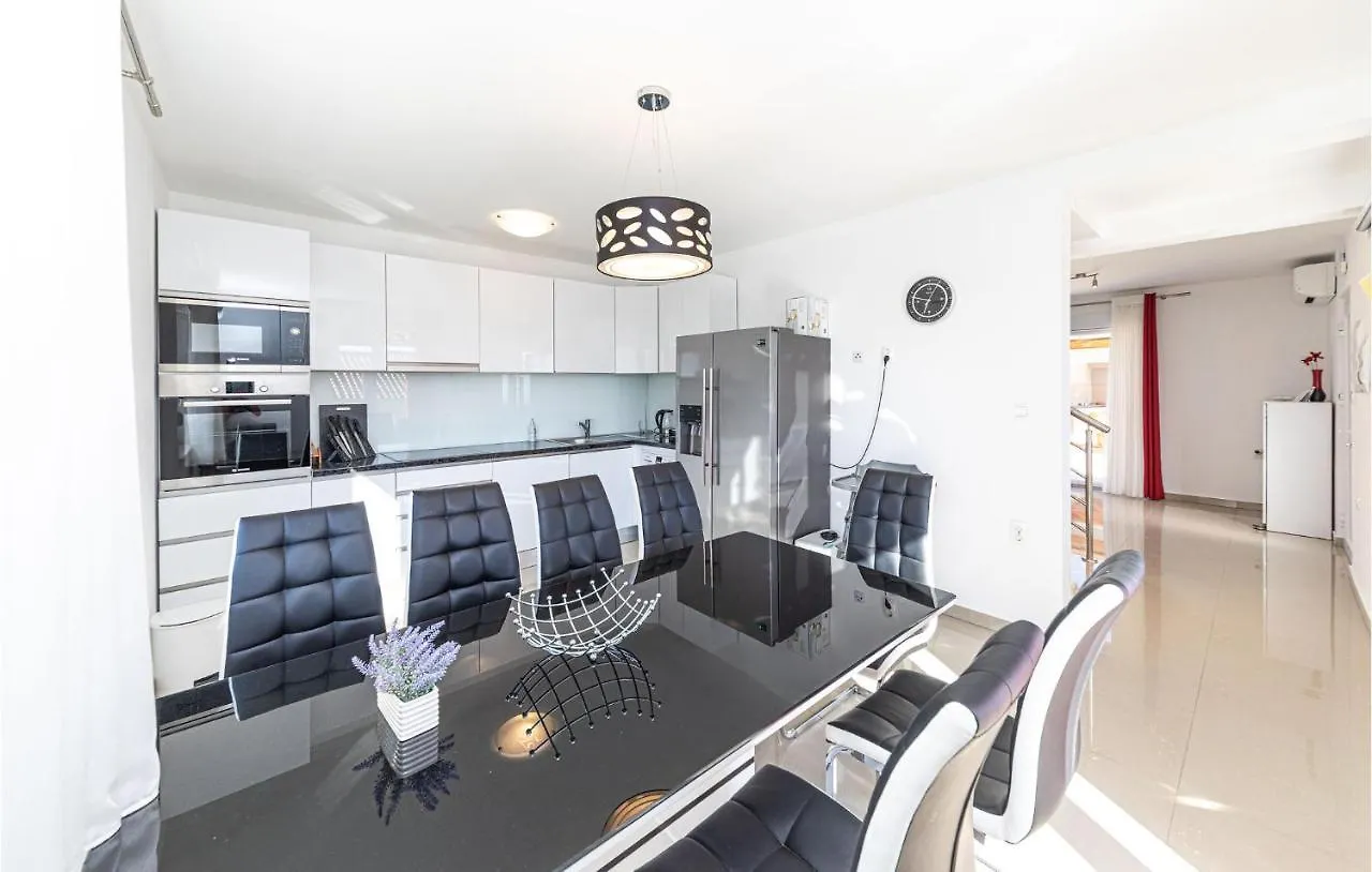 Holiday home 4 Bedroom Beautiful Home In Seget Vranjica